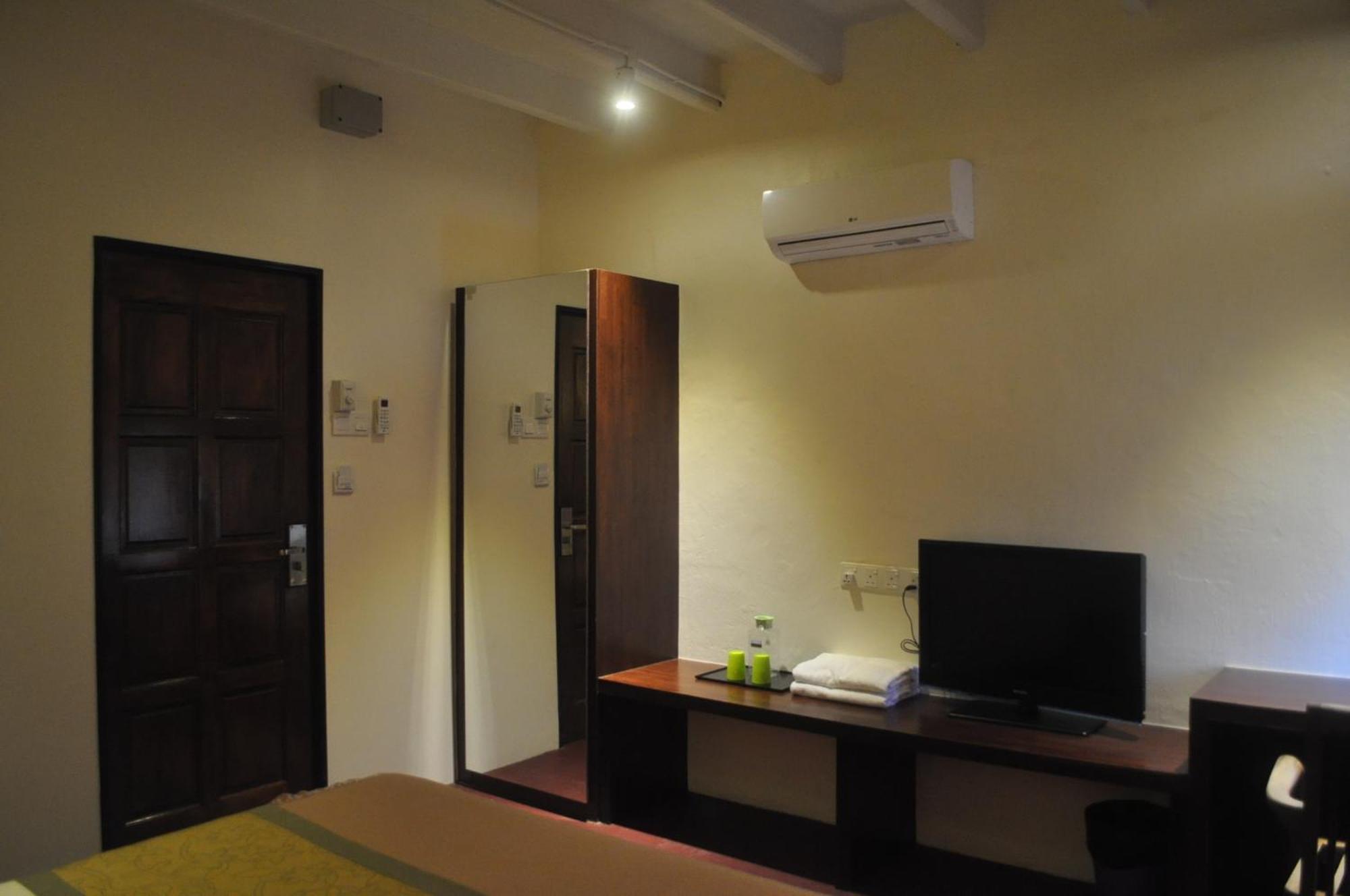 Hostel Red Court