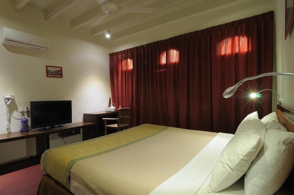 Hostel Red Court
