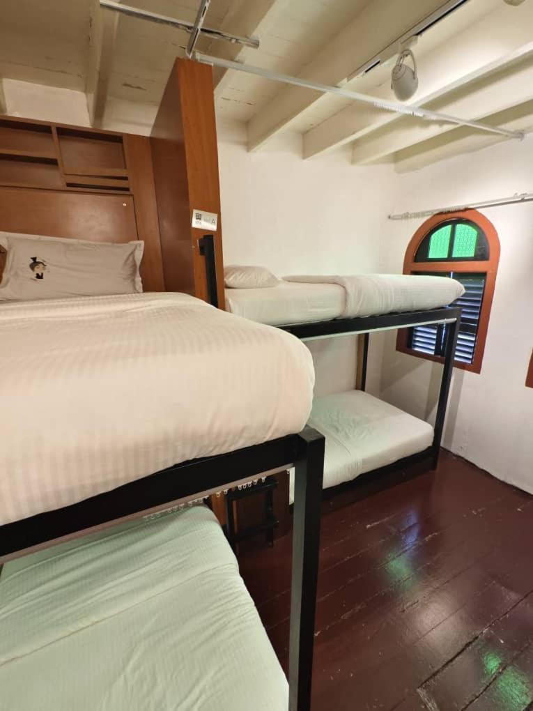 Hostel Red Court
