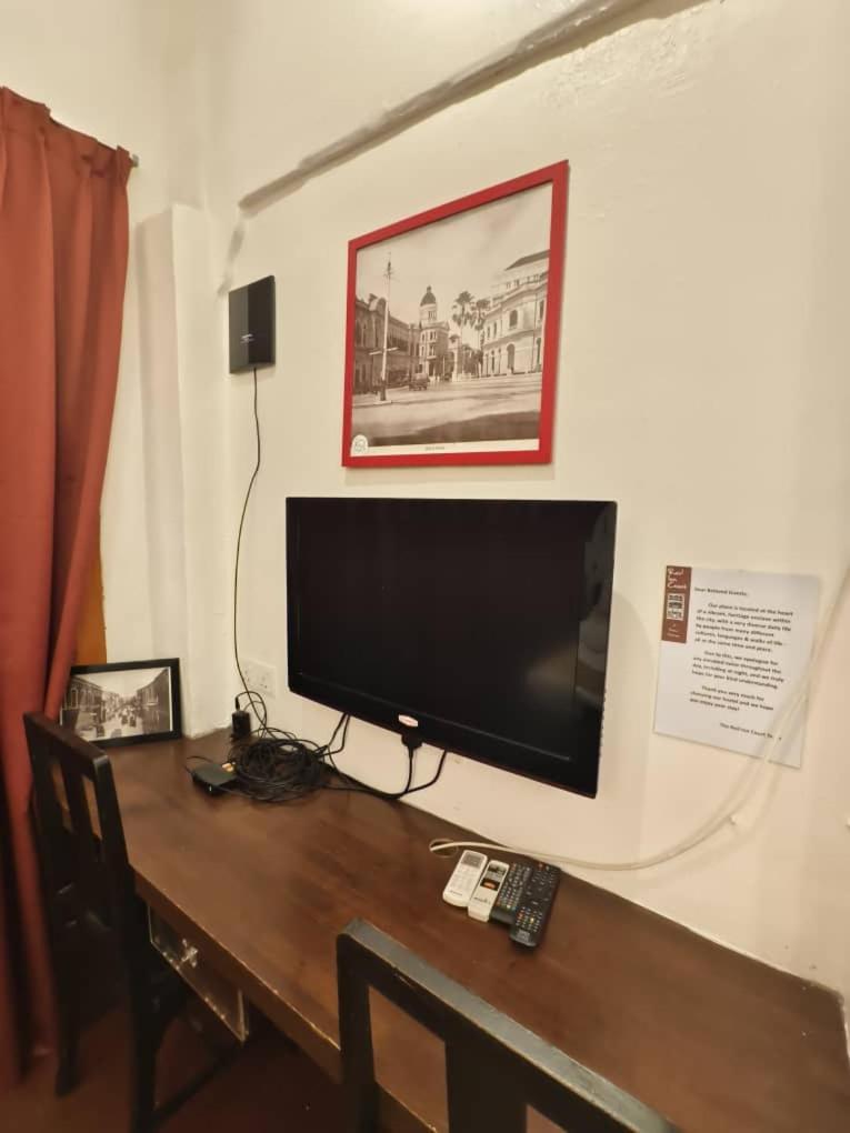 Hostel Red Court *