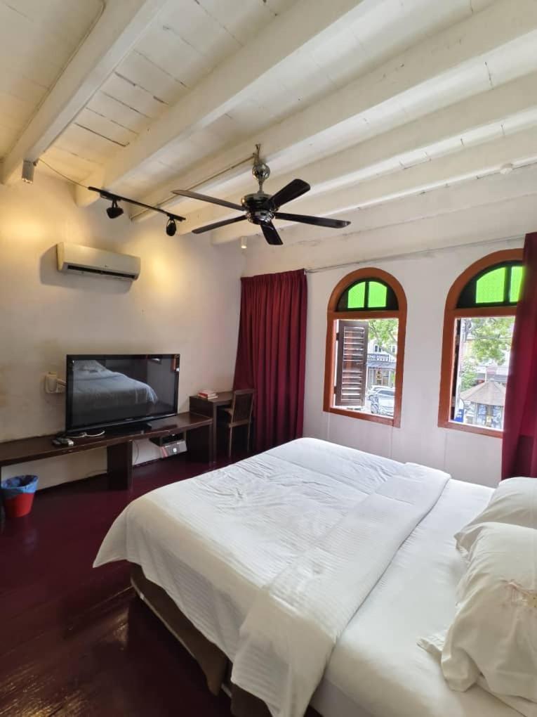 Red Court * George Town