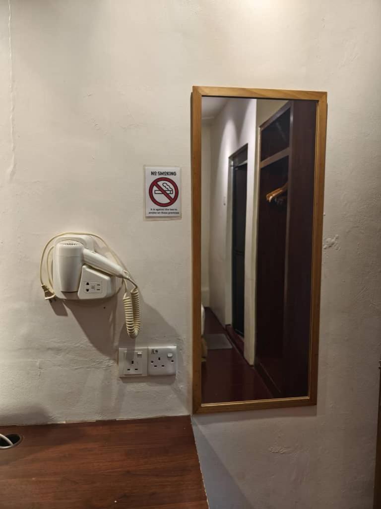 Hostel Red Court