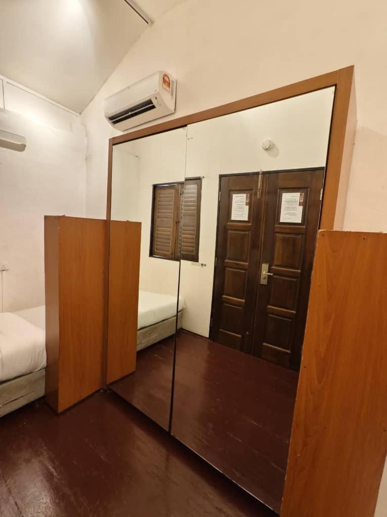 Hostel Red Court George Town